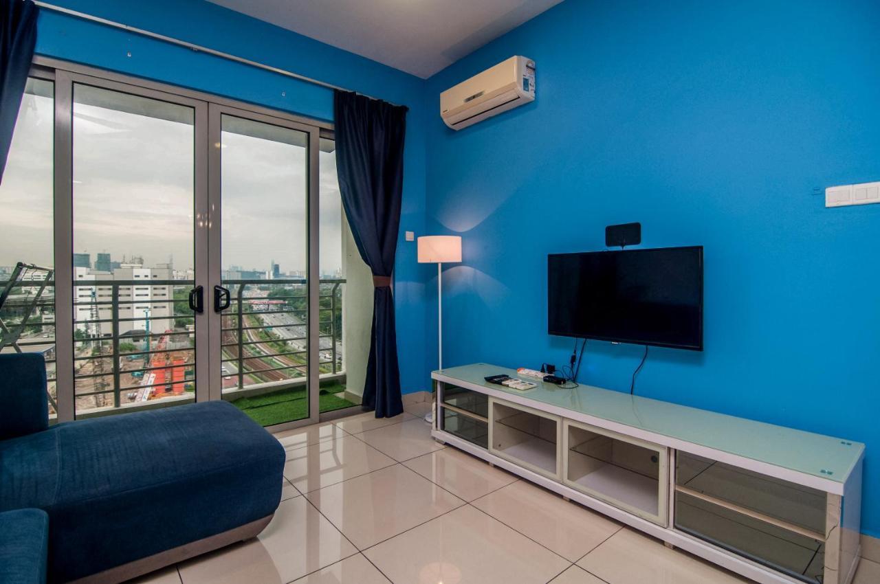 Flora Residence One South By Idealhub Seri Kembangan Exterior photo